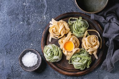 Renkli taze ev yapımı makarna tagliatelle