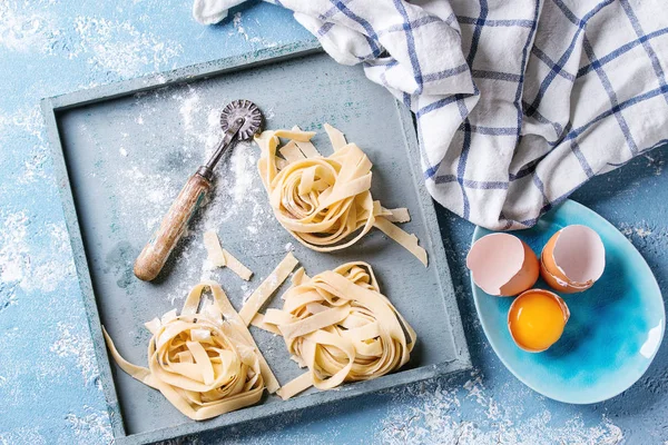 Čerstvé domácí těstoviny tagliatelle — Stock fotografie