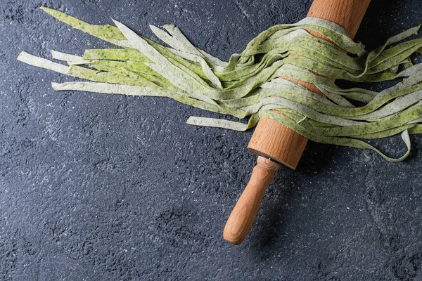Tagliatelle de pasta verde casera fresca — Foto de Stock