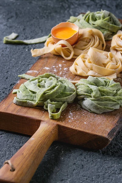 Tagliatelle de pasta casera fresca coloreada — Foto de Stock