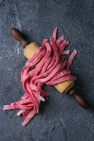 Φρέσκα σπιτικά ροζ ζυμαρικά ταλιατέλες — Φωτογραφία Αρχείου