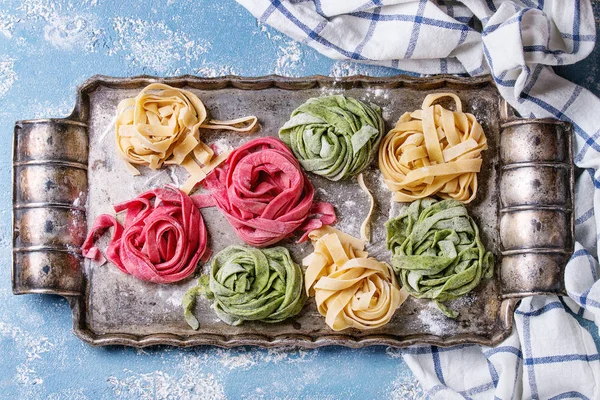 Tagliatelle de pasta casera fresca coloreada — Foto de Stock