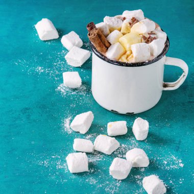 Marşmelovlu sıcak çikolata