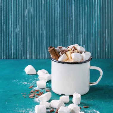 Marşmelovlu sıcak çikolata