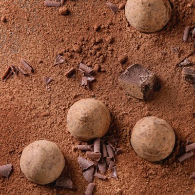 Çikolatalı trüf ve kakao tozu.