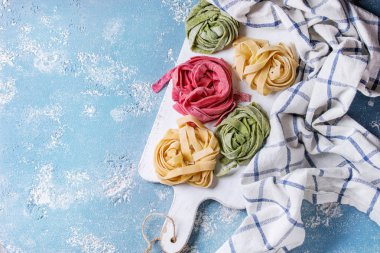 Renkli taze ev yapımı makarna tagliatelle