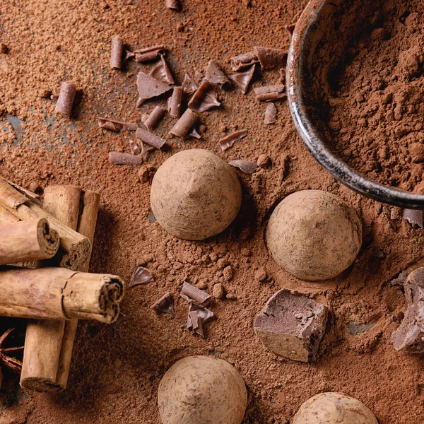 Tartufi di cioccolato con cacao in polvere — Foto Stock