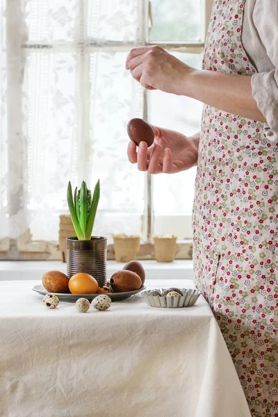 Mains féminines avec oeuf de Pâques — Photo