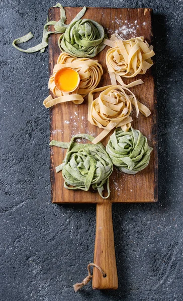 Tagliatelle de pasta casera fresca coloreada — Foto de Stock
