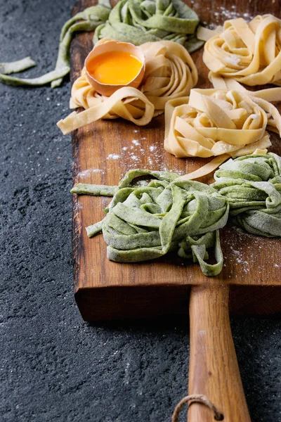 Tagliatelle de pasta casera fresca coloreada — Foto de Stock