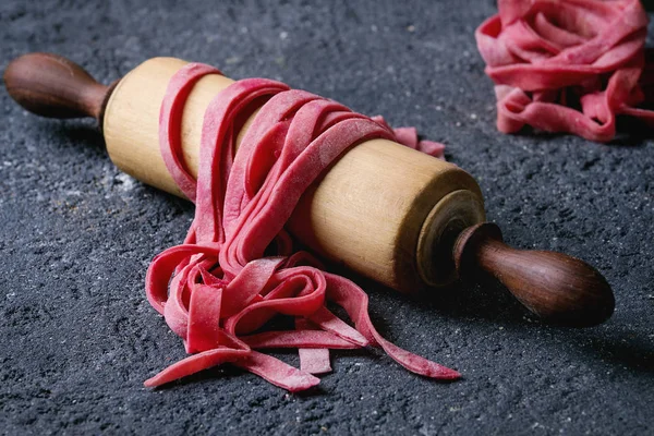 Frische hausgemachte rosa Pasta Tagliatelle — Stockfoto