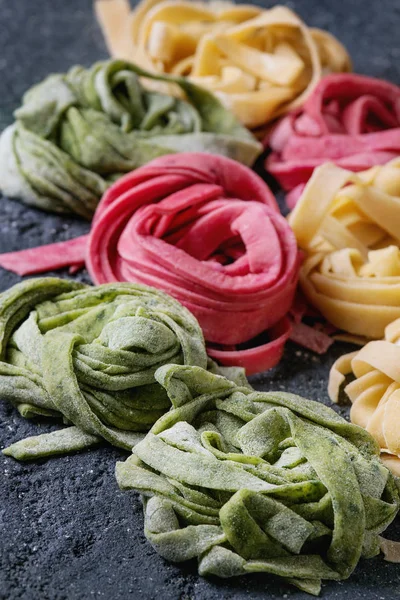 Pâtes fraîches colorées maison tagliatelle — Photo