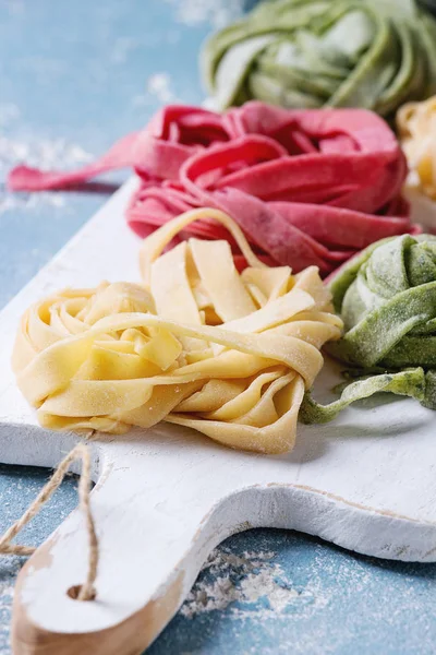 Tagliatelle de pasta casera fresca coloreada — Foto de Stock