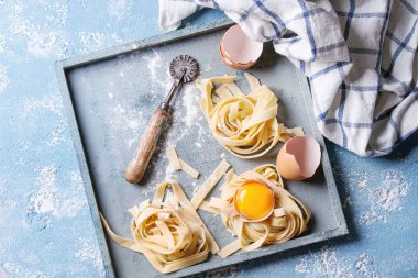 Taze ev yapımı makarna tagliatelle