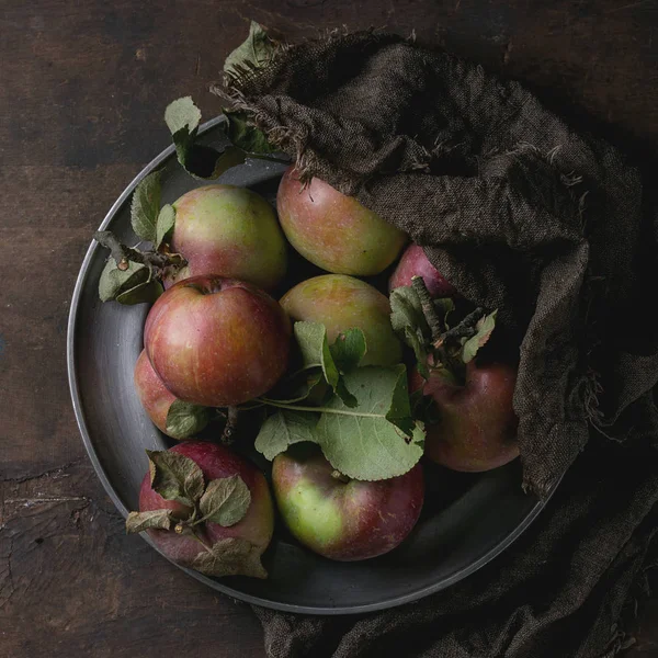Яблоки с листьями — стоковое фото