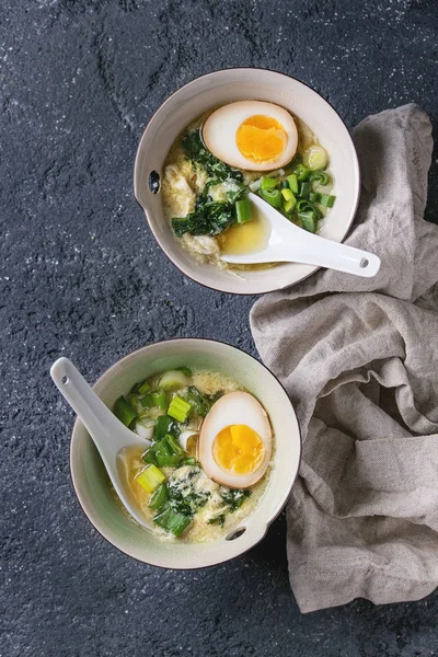 Soupe asiatique aux œufs, oignon et épinards — Photo