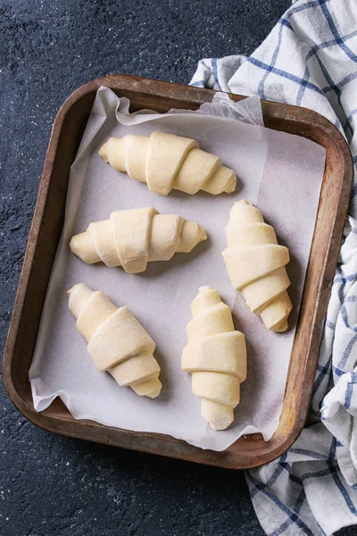 Rohes ungebackenes Croissant — Stockfoto