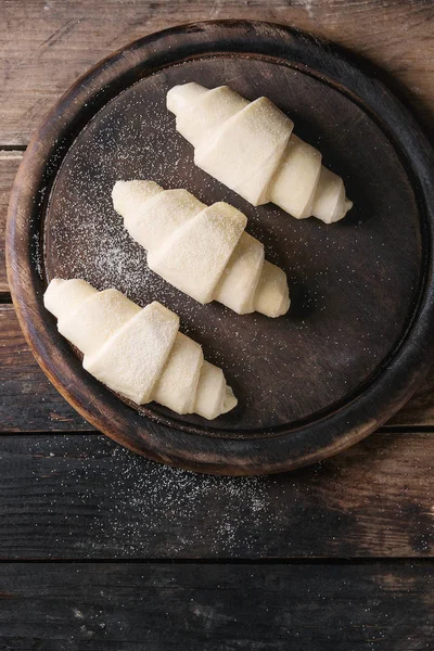 Rohes ungebackenes Croissant — Stockfoto