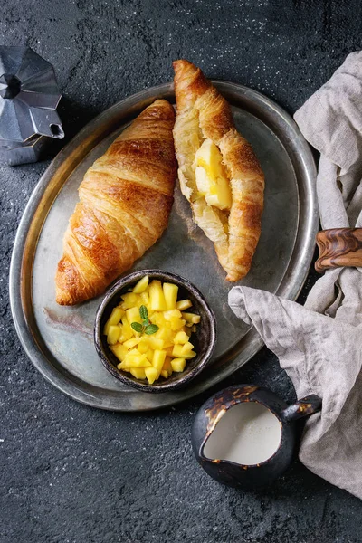 Frühstück mit Croissant und Mangofrüchten — Stockfoto