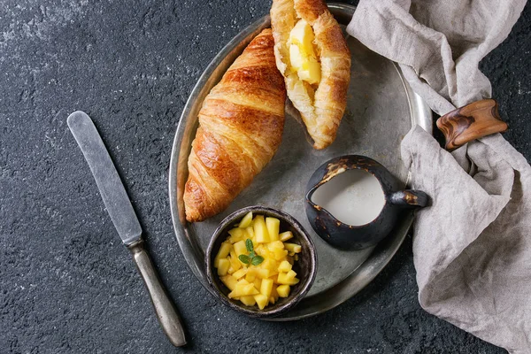 Kruvasan ve mango meyve ile Kahvaltı — Stok fotoğraf