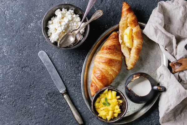 Kruvasan ve mango meyve ile Kahvaltı — Stok fotoğraf