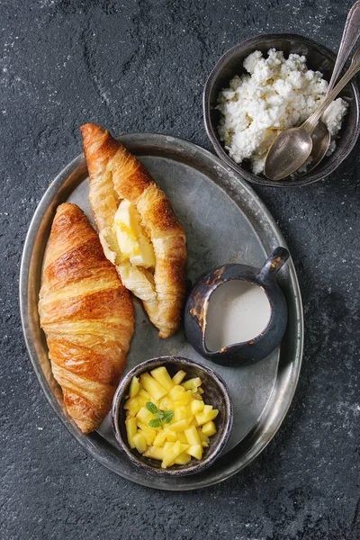 Frukost med croissant och mango frukt — Stockfoto