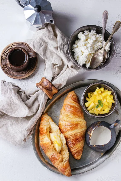 Petit déjeuner avec croissant et mangue — Photo