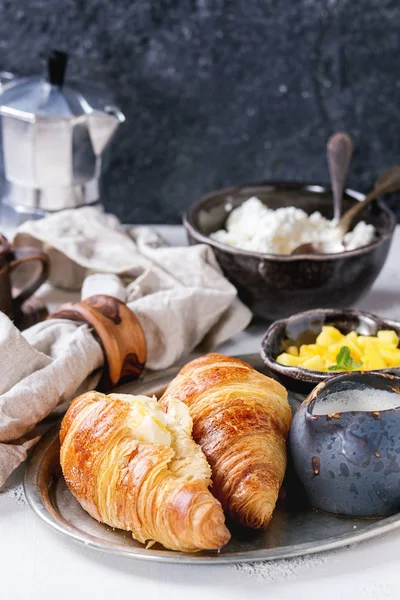 Frühstück mit Croissant und Mangofrüchten — Stockfoto