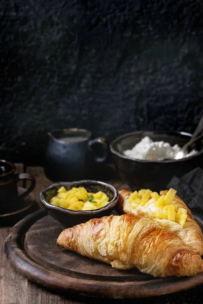 Frühstück mit Croissant und Mangofrüchten — Stockfoto