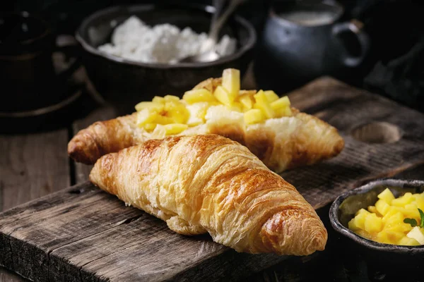 Café da manhã com croissant e manga — Fotografia de Stock