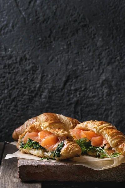 Dva croissant s lososem — Stock fotografie