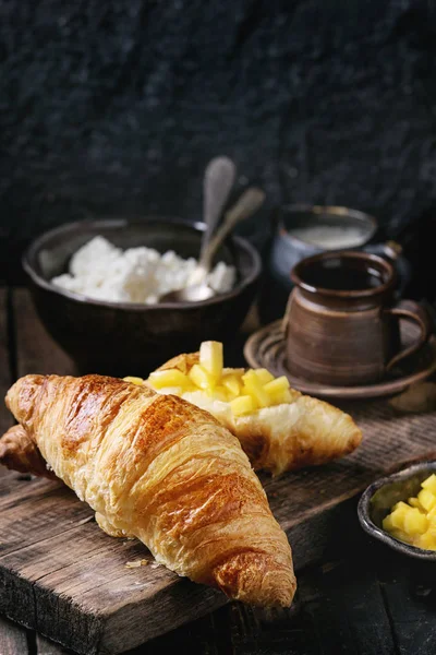 Desayuno con croissant y fruta de mango — Foto de Stock