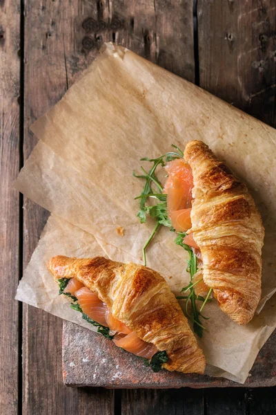 Dois croissant com salmão — Fotografia de Stock
