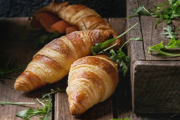 Croissant com salmão — Fotografia de Stock