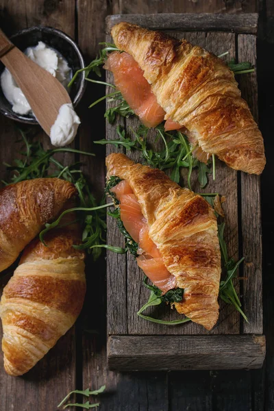 Croissant con salmón — Foto de Stock
