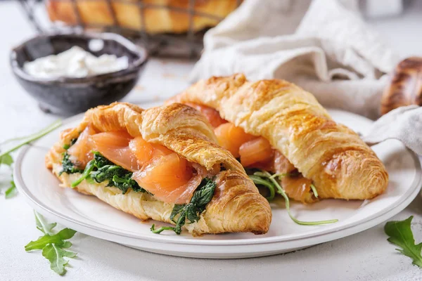 Zwei Croissants mit Lachs — Stockfoto