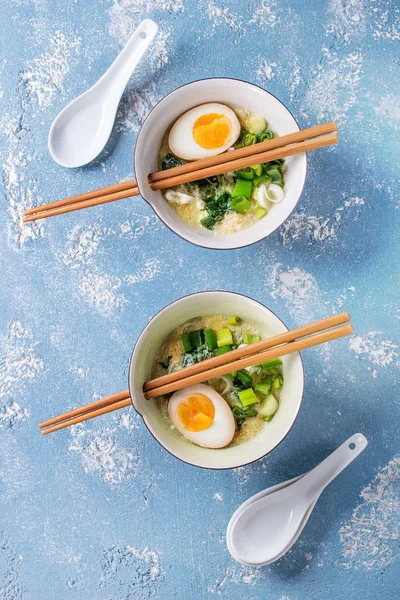 Soupe asiatique aux œufs, oignon et épinards — Photo