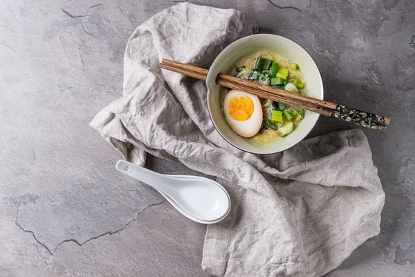 Азиатский суп с яйцами, луком и шпинатом — стоковое фото