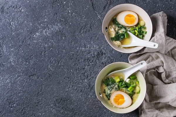 Soupe asiatique aux œufs, oignon et épinards — Photo