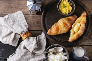 Kruvasan ve mango meyve ile Kahvaltı