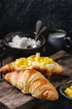 Kruvasan ve mango meyve ile Kahvaltı