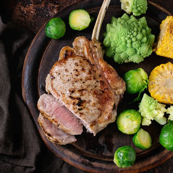 Bife de vitela grelhado com legumes — Fotografia de Stock