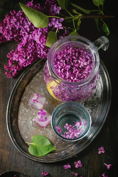 Acqua lilla con limone — Foto Stock