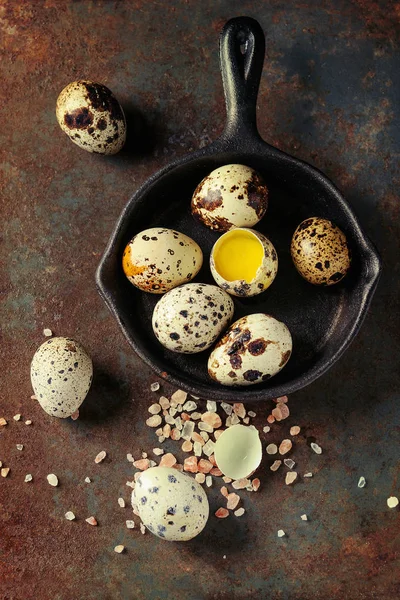 Whole and broken quail eggs — Stock Photo, Image