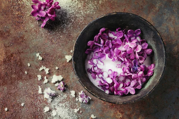 淡紫色的花，在糖 — 图库照片