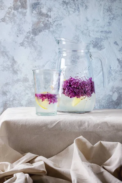 Eau de limonade lilas au citron — Photo