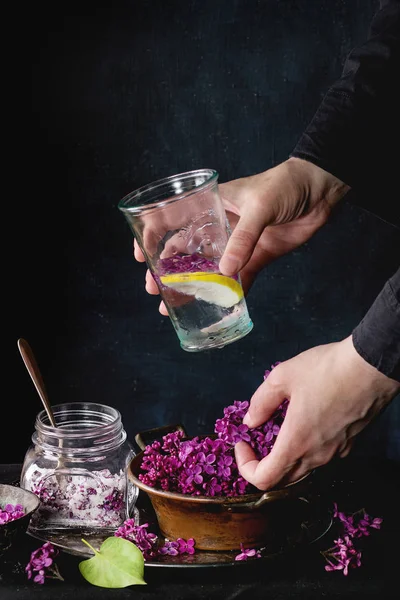 Liliowy lemoniady wody z cytryną — Zdjęcie stockowe
