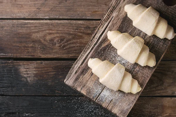 Rohes ungebackenes Croissant — Stockfoto