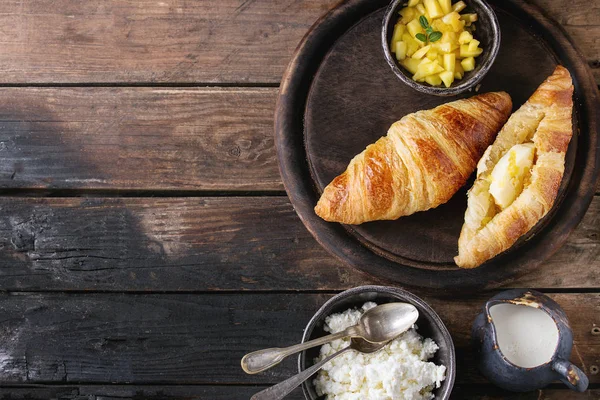 Café da manhã com croissant e manga — Fotografia de Stock