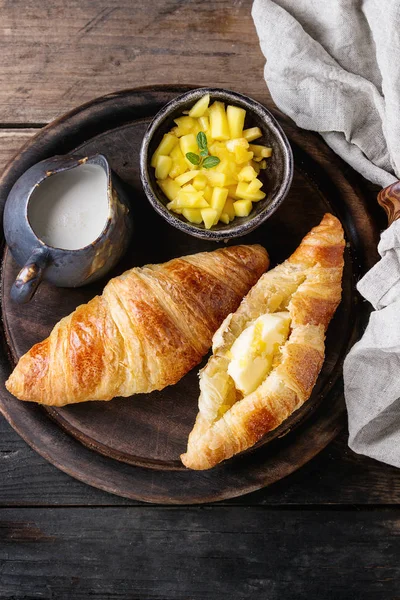 Ontbijt met croissant en mango fruit — Stockfoto
